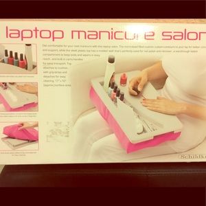 Laptop Manicure Salon